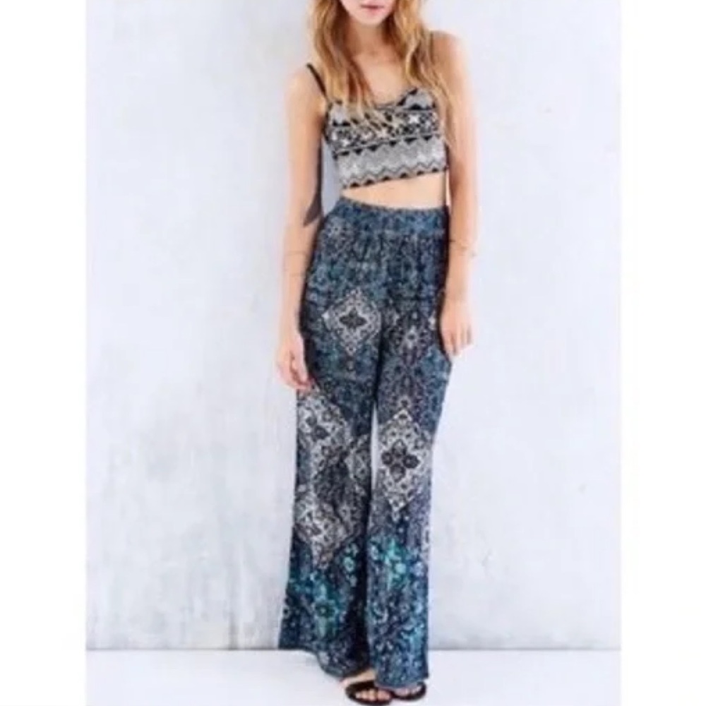UO ecote blue floral high rise wide leg pants Size Medium